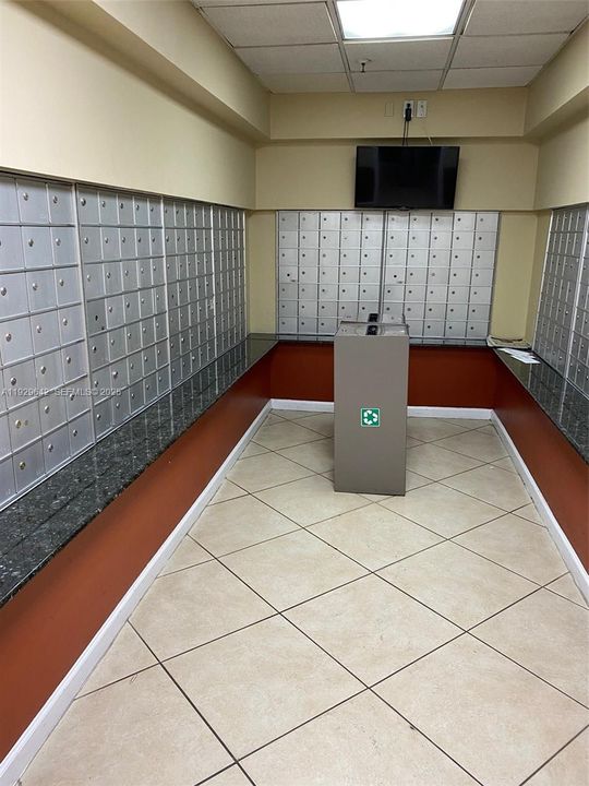 For Rent: $2,400 (1 beds, 1 baths, 840 Square Feet)