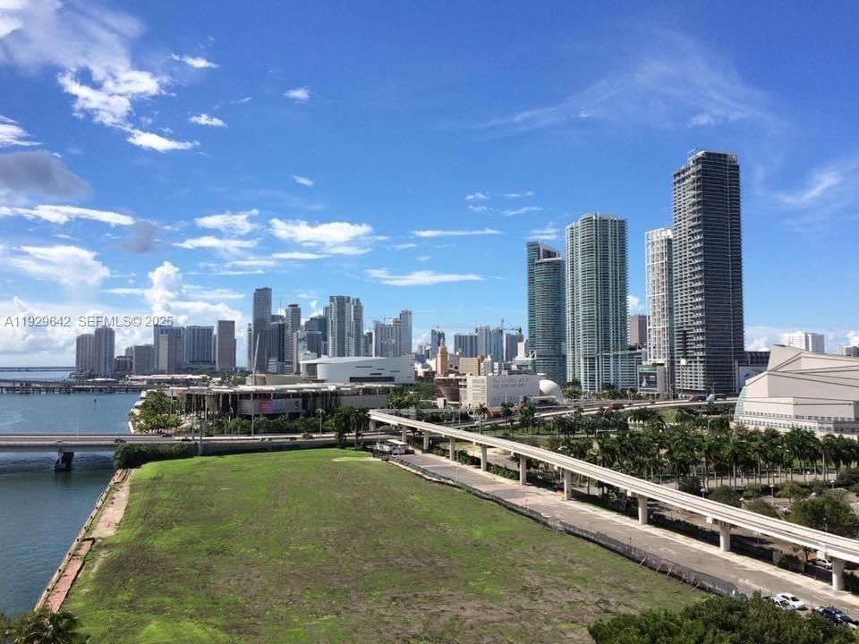 For Rent: $2,400 (1 beds, 1 baths, 840 Square Feet)