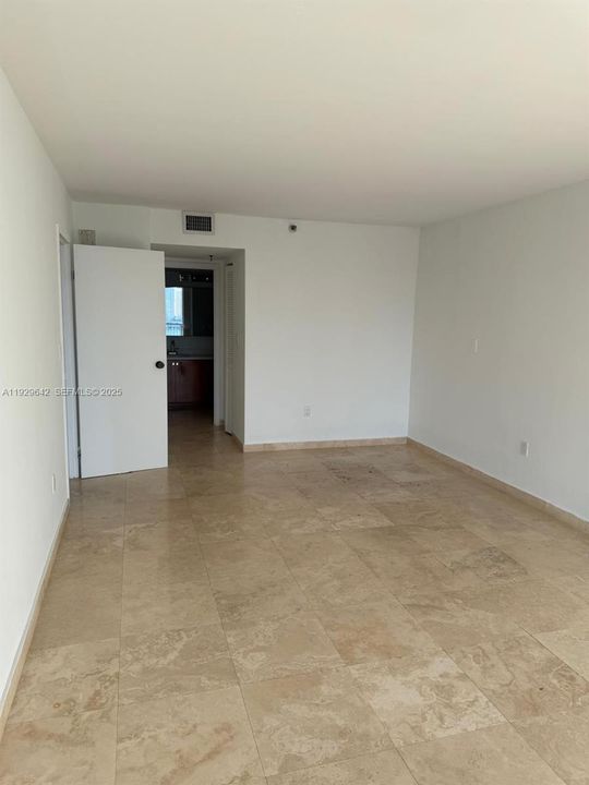 For Rent: $2,400 (1 beds, 1 baths, 840 Square Feet)