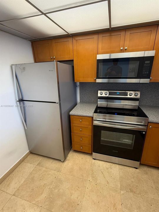 For Rent: $2,400 (1 beds, 1 baths, 840 Square Feet)