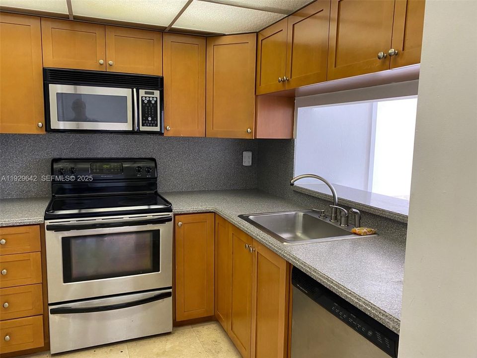 For Rent: $2,400 (1 beds, 1 baths, 840 Square Feet)