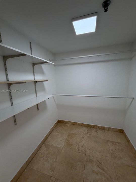 For Rent: $2,400 (1 beds, 1 baths, 840 Square Feet)