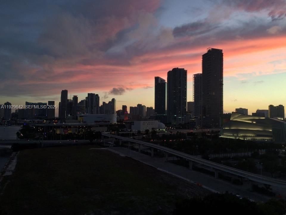 For Rent: $2,400 (1 beds, 1 baths, 840 Square Feet)