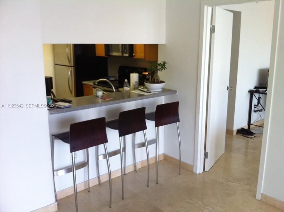 For Rent: $2,400 (1 beds, 1 baths, 840 Square Feet)