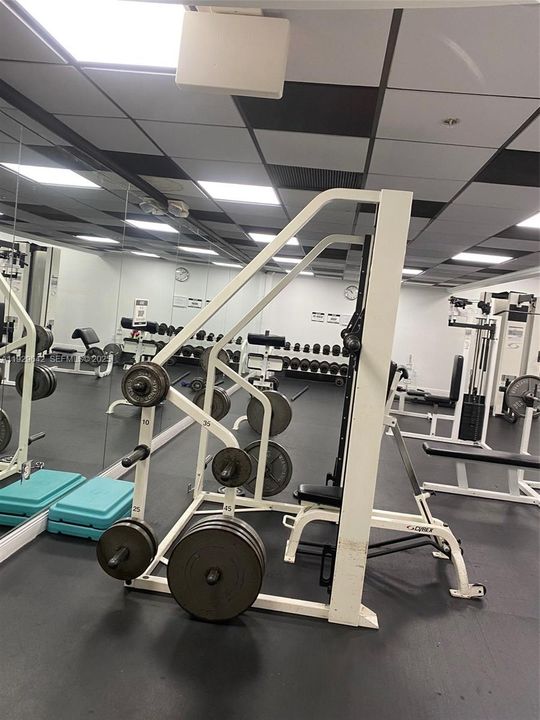 For Rent: $2,400 (1 beds, 1 baths, 840 Square Feet)