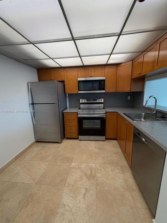 For Rent: $2,400 (1 beds, 1 baths, 840 Square Feet)