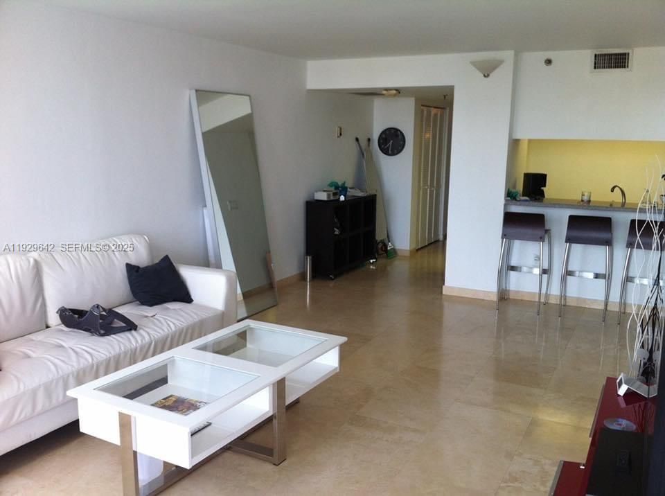 For Rent: $2,400 (1 beds, 1 baths, 840 Square Feet)