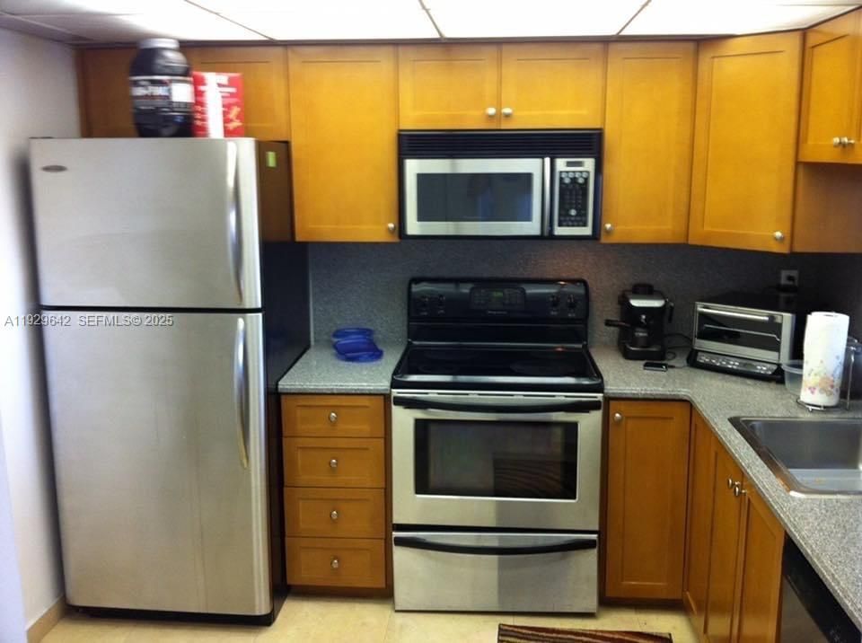 For Rent: $2,400 (1 beds, 1 baths, 840 Square Feet)