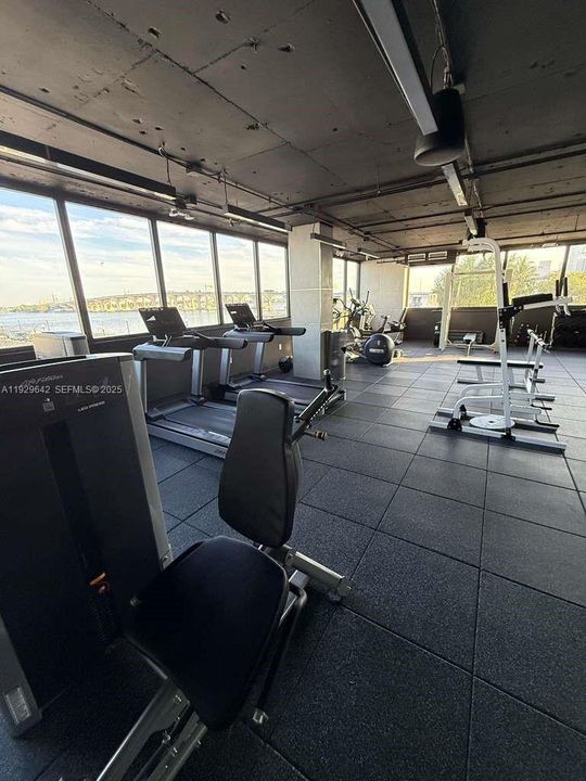 For Rent: $2,400 (1 beds, 1 baths, 840 Square Feet)