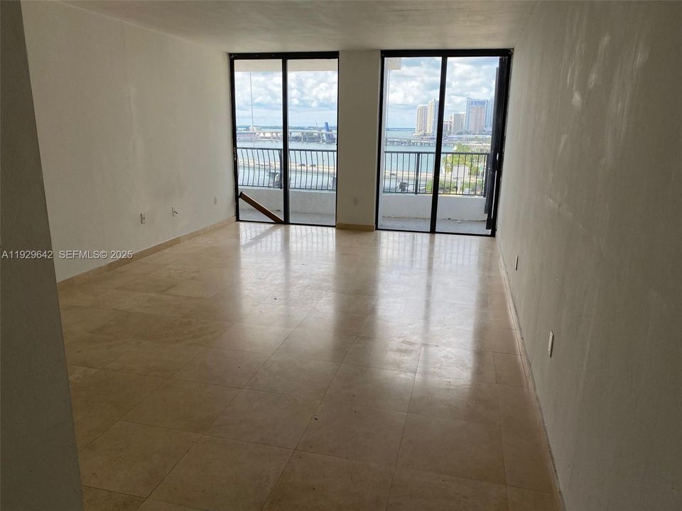 For Rent: $2,400 (1 beds, 1 baths, 840 Square Feet)