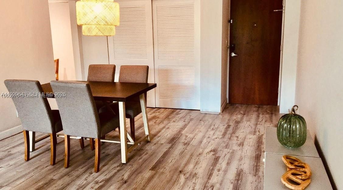 En Venta: $369,800 (1 camas, 1 baños, 905 Pies cuadrados)