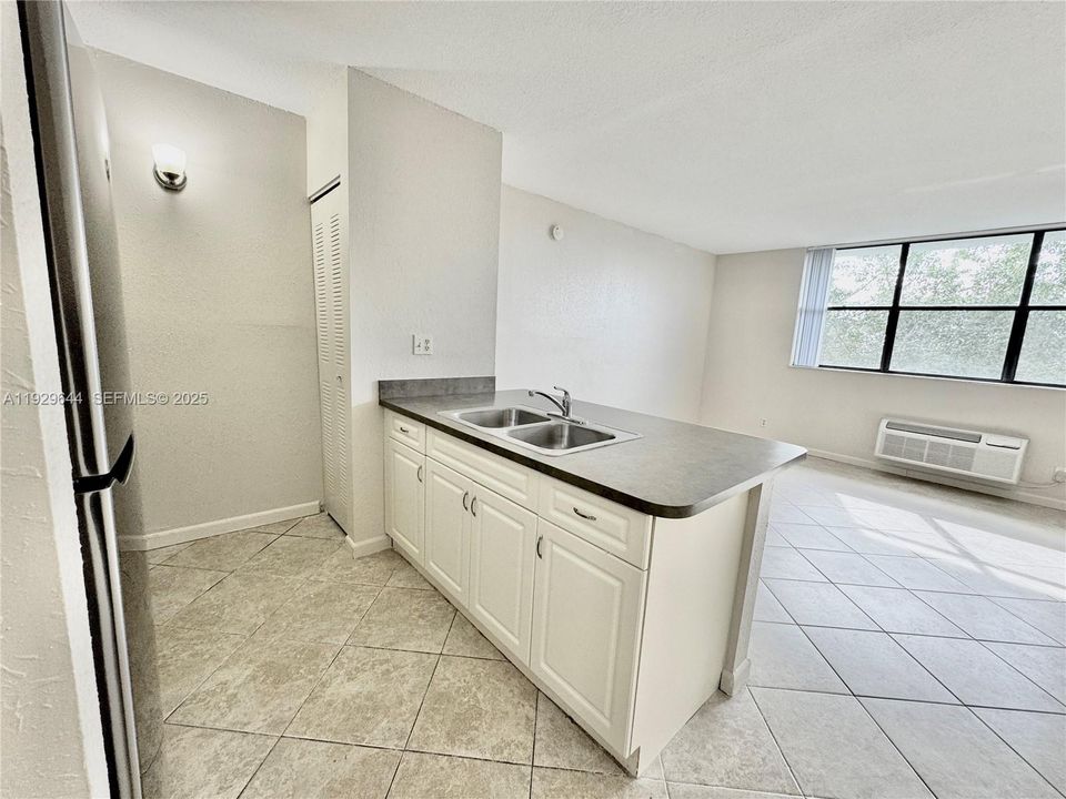 For Rent: $1,400 (1 beds, 1 baths, 475 Square Feet)