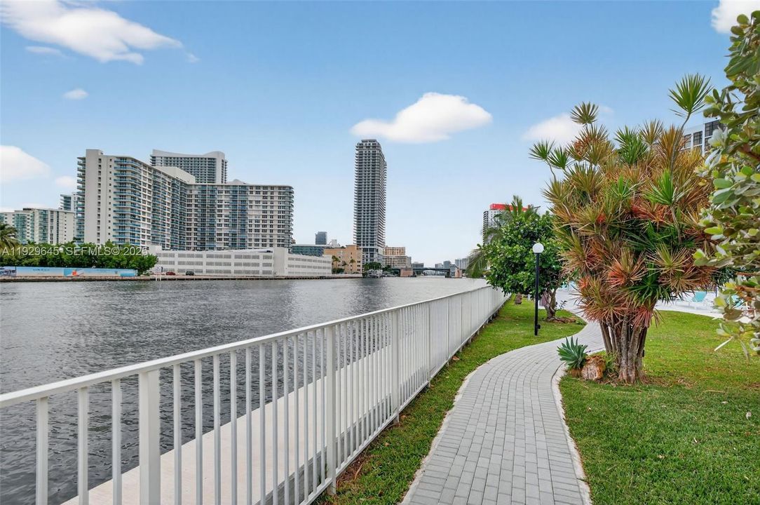 For Sale: $325,000 (2 beds, 2 baths, 1130 Square Feet)