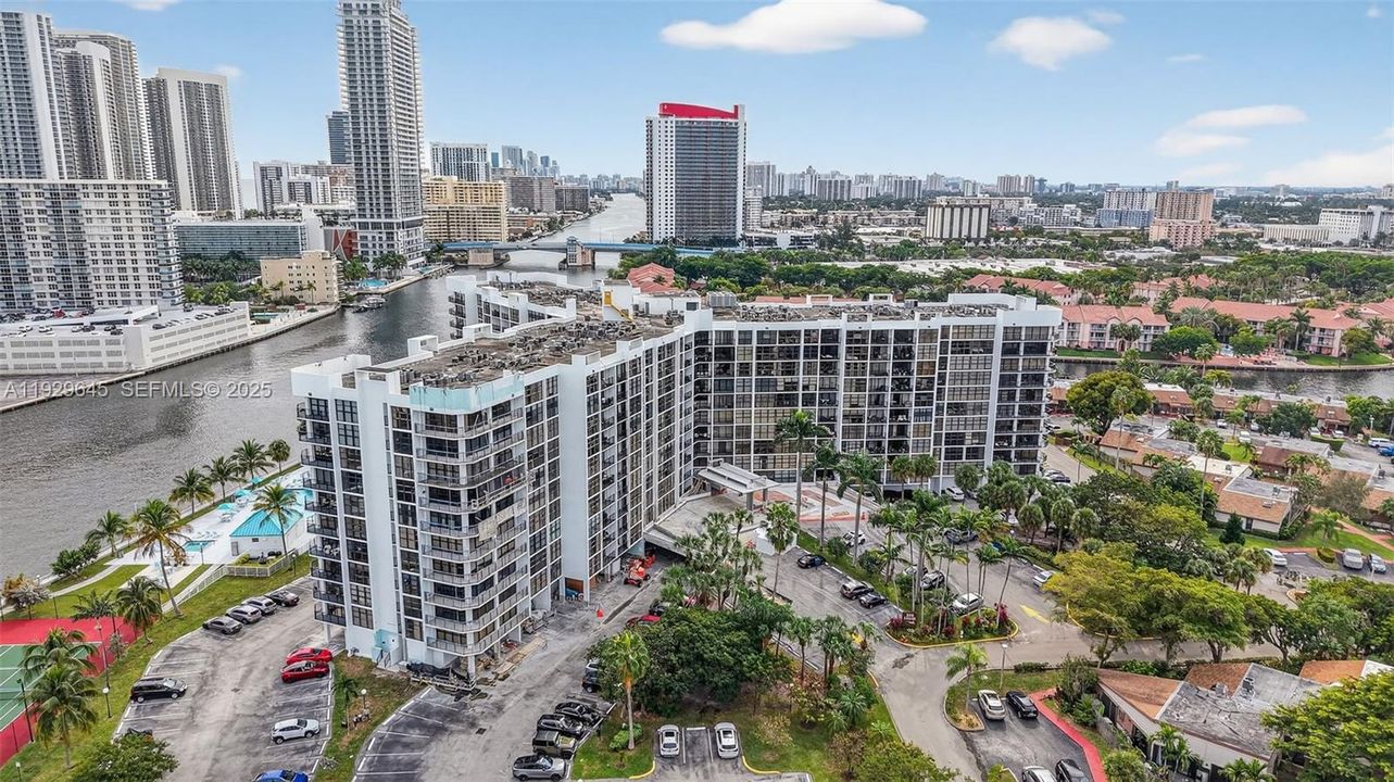 For Sale: $325,000 (2 beds, 2 baths, 1130 Square Feet)