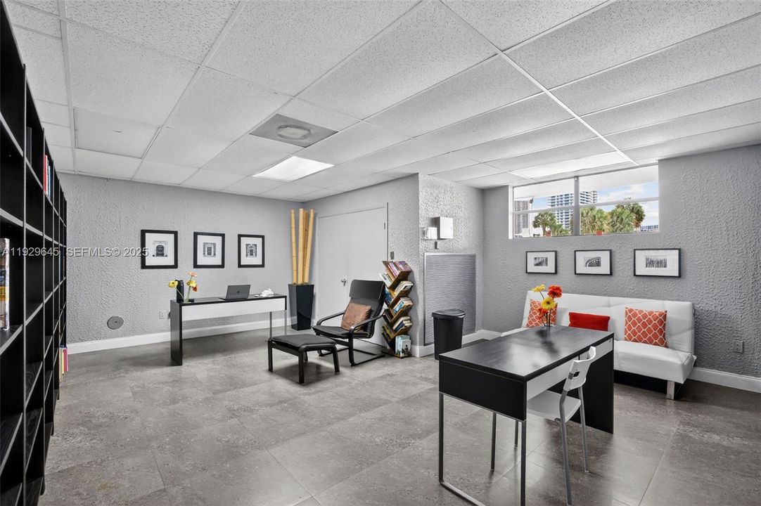 For Sale: $325,000 (2 beds, 2 baths, 1130 Square Feet)