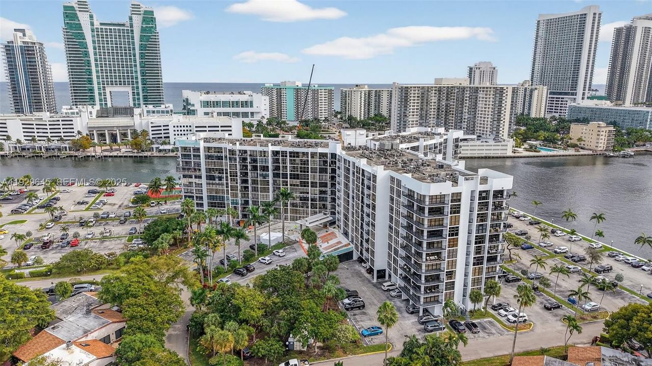 For Sale: $325,000 (2 beds, 2 baths, 1130 Square Feet)