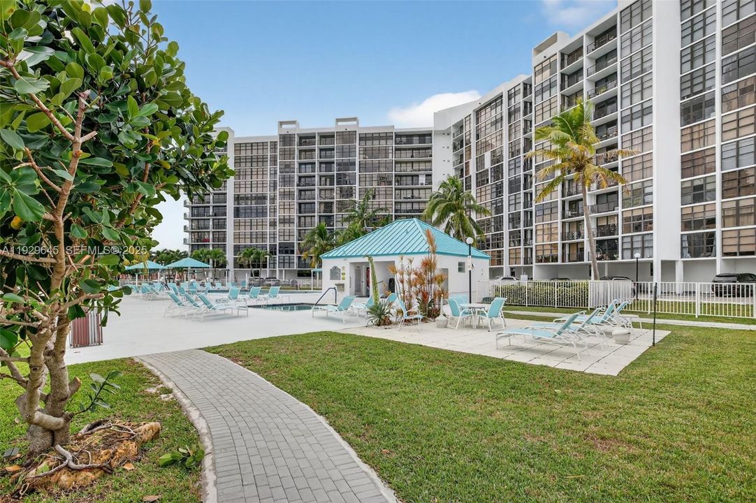 For Sale: $325,000 (2 beds, 2 baths, 1130 Square Feet)