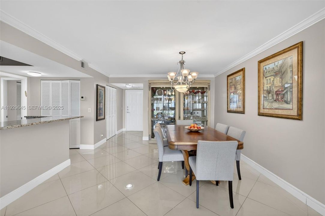 For Sale: $325,000 (2 beds, 2 baths, 1130 Square Feet)