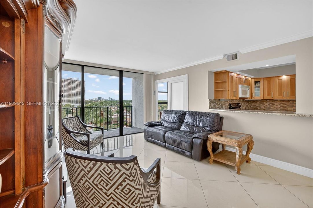 For Sale: $325,000 (2 beds, 2 baths, 1130 Square Feet)