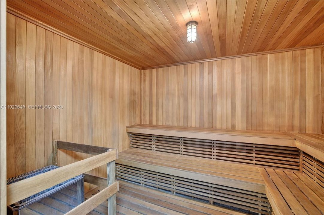 For Sale: $325,000 (2 beds, 2 baths, 1130 Square Feet)