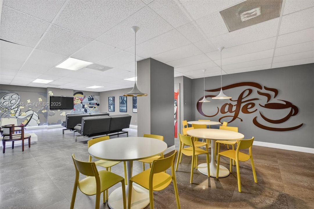 For Sale: $325,000 (2 beds, 2 baths, 1130 Square Feet)