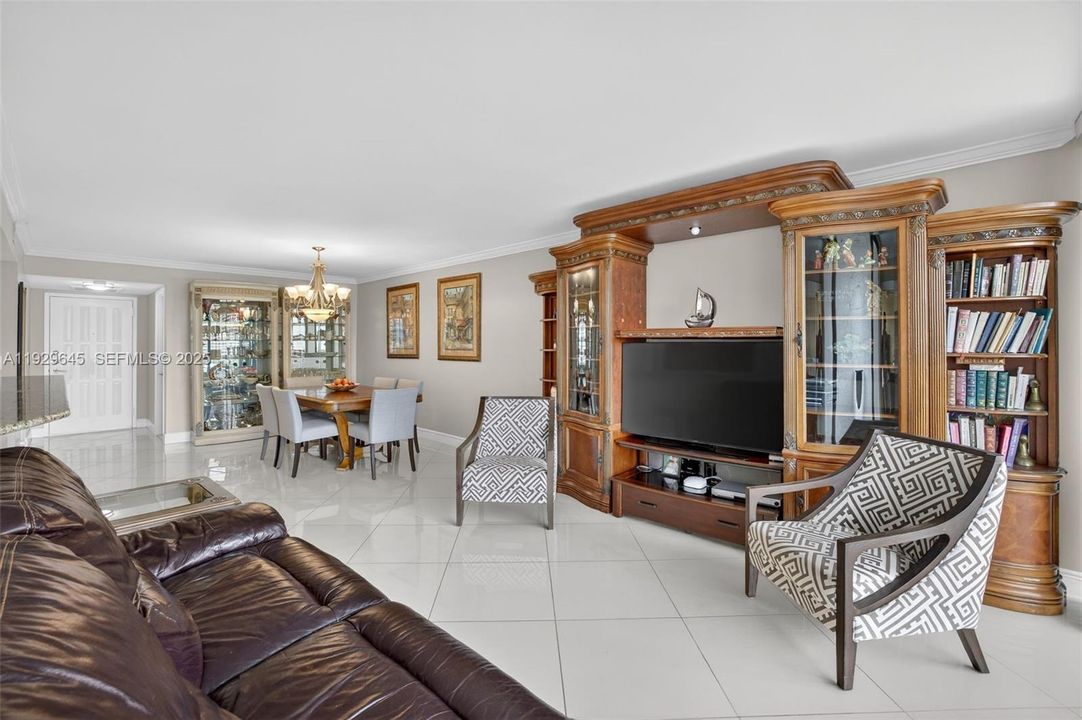 For Sale: $325,000 (2 beds, 2 baths, 1130 Square Feet)