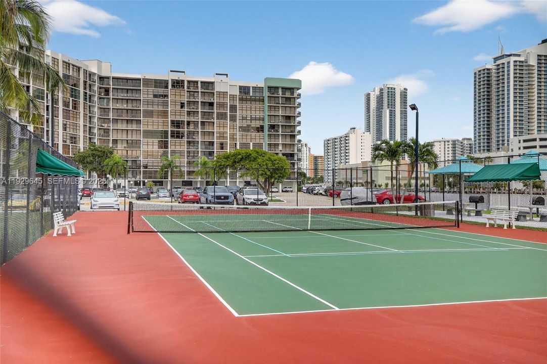 For Sale: $325,000 (2 beds, 2 baths, 1130 Square Feet)