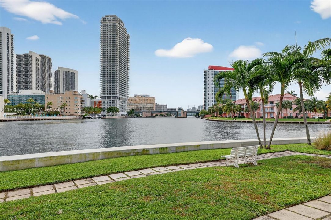 For Sale: $325,000 (2 beds, 2 baths, 1130 Square Feet)