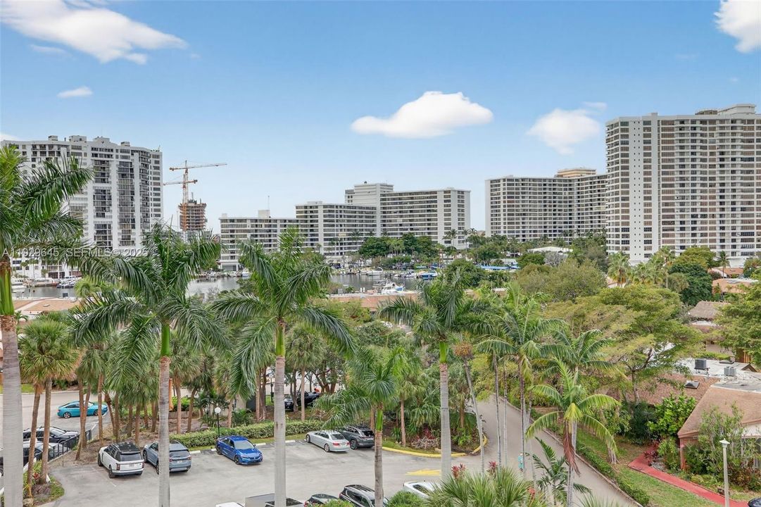 For Sale: $325,000 (2 beds, 2 baths, 1130 Square Feet)