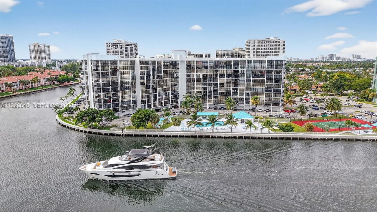 For Sale: $325,000 (2 beds, 2 baths, 1130 Square Feet)