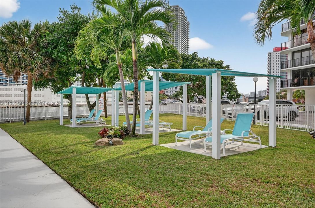 For Sale: $325,000 (2 beds, 2 baths, 1130 Square Feet)