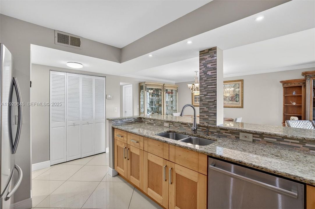 For Sale: $325,000 (2 beds, 2 baths, 1130 Square Feet)