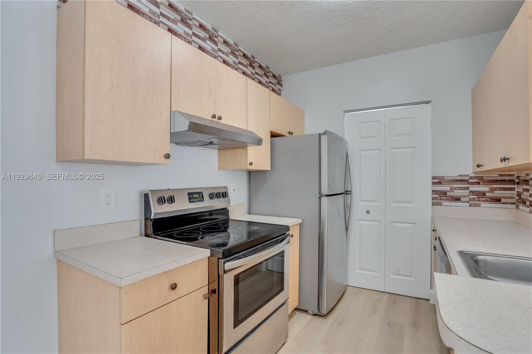For Sale: $284,900 (2 beds, 2 baths, 1048 Square Feet)