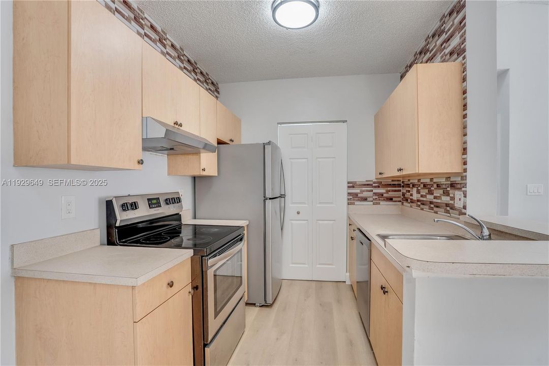 For Sale: $284,900 (2 beds, 2 baths, 1048 Square Feet)