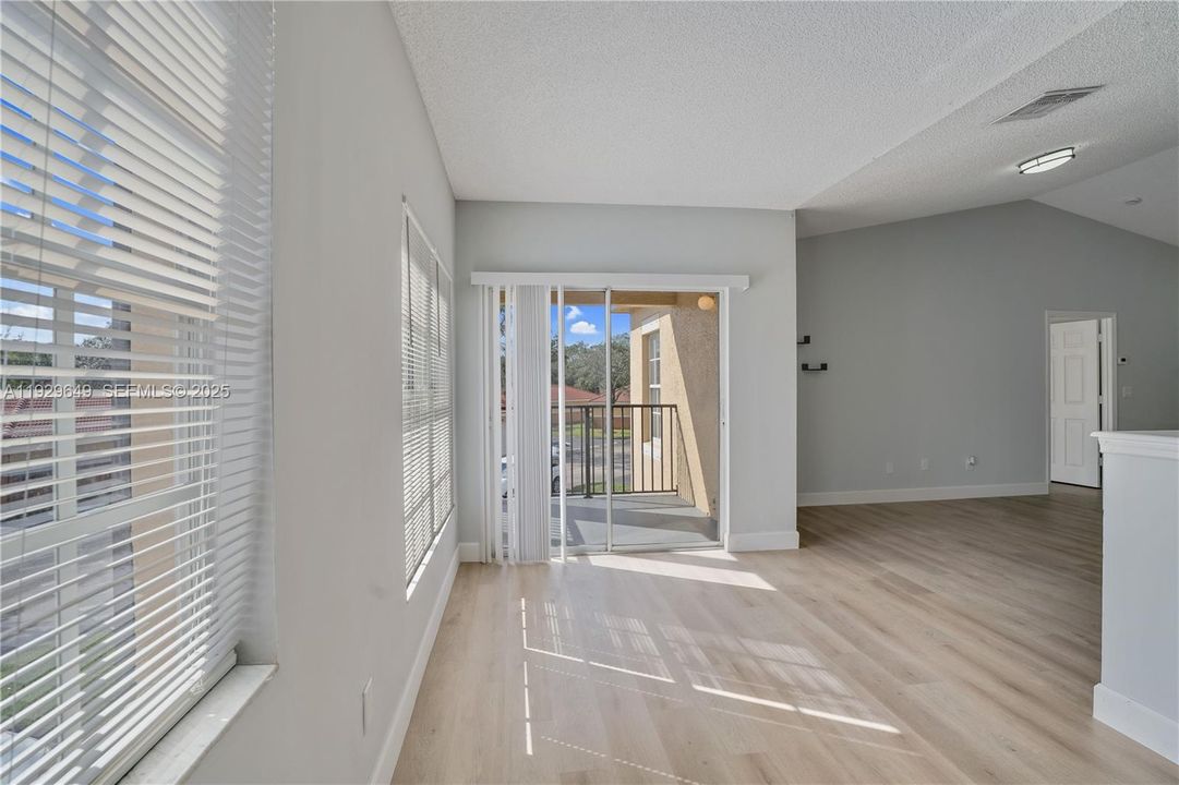 For Sale: $284,900 (2 beds, 2 baths, 1048 Square Feet)