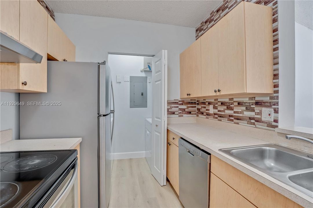 For Sale: $284,900 (2 beds, 2 baths, 1048 Square Feet)