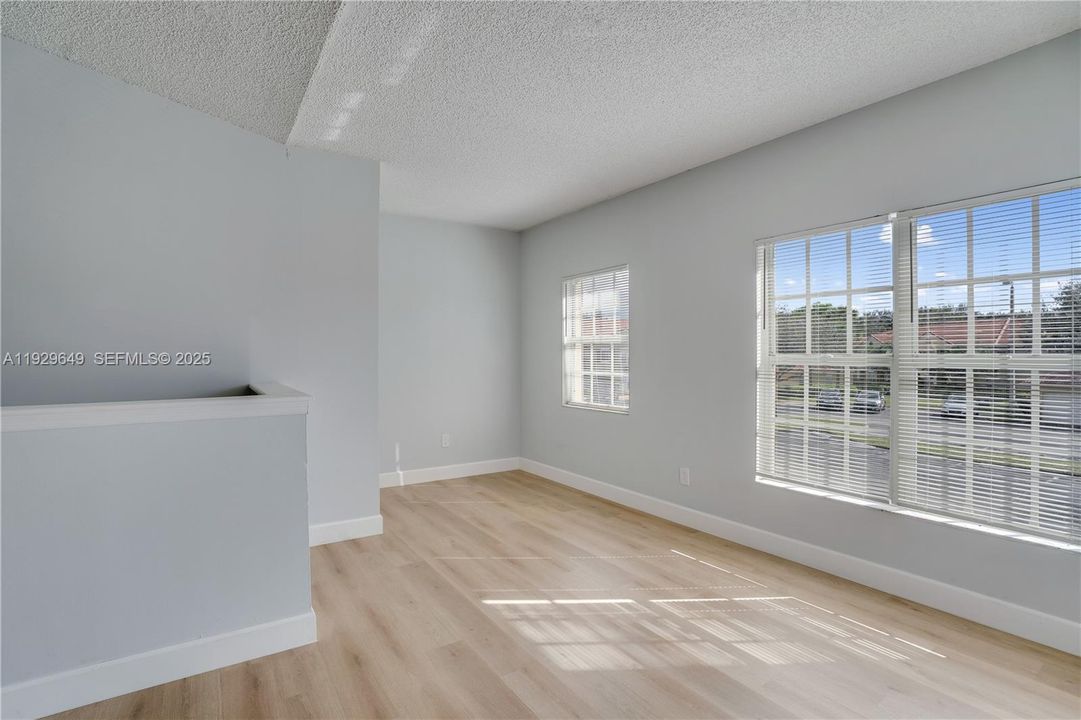 For Sale: $284,900 (2 beds, 2 baths, 1048 Square Feet)