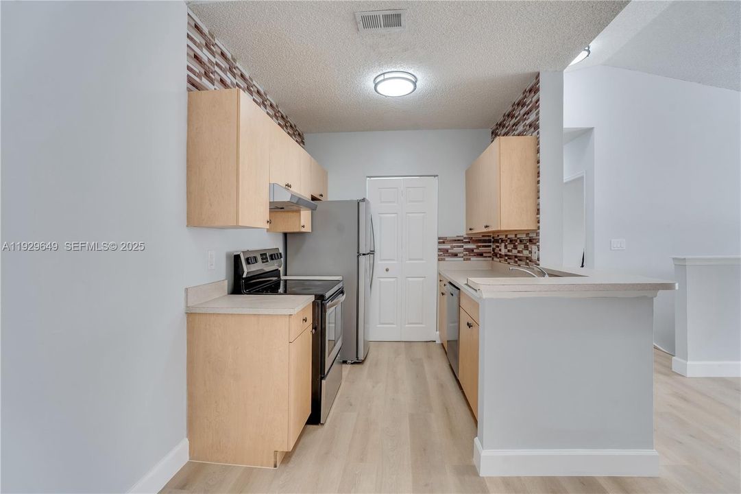 For Sale: $284,900 (2 beds, 2 baths, 1048 Square Feet)
