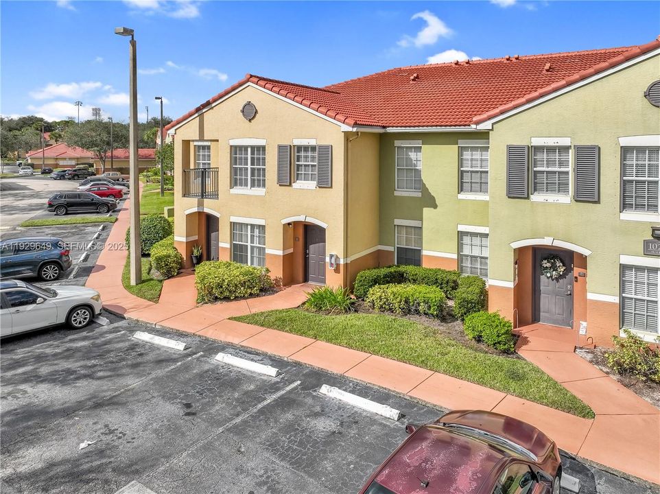 For Sale: $284,900 (2 beds, 2 baths, 1048 Square Feet)