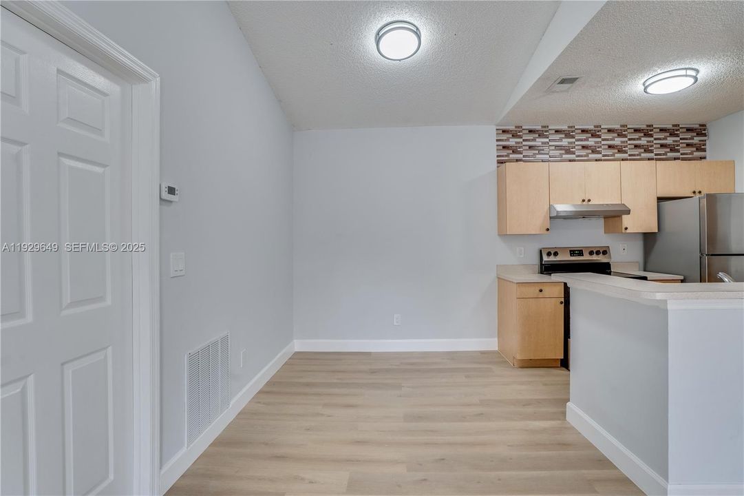 For Sale: $284,900 (2 beds, 2 baths, 1048 Square Feet)