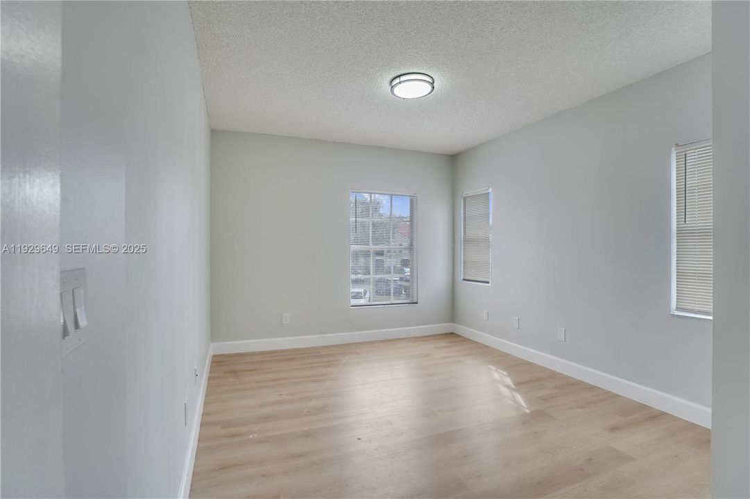 For Sale: $284,900 (2 beds, 2 baths, 1048 Square Feet)