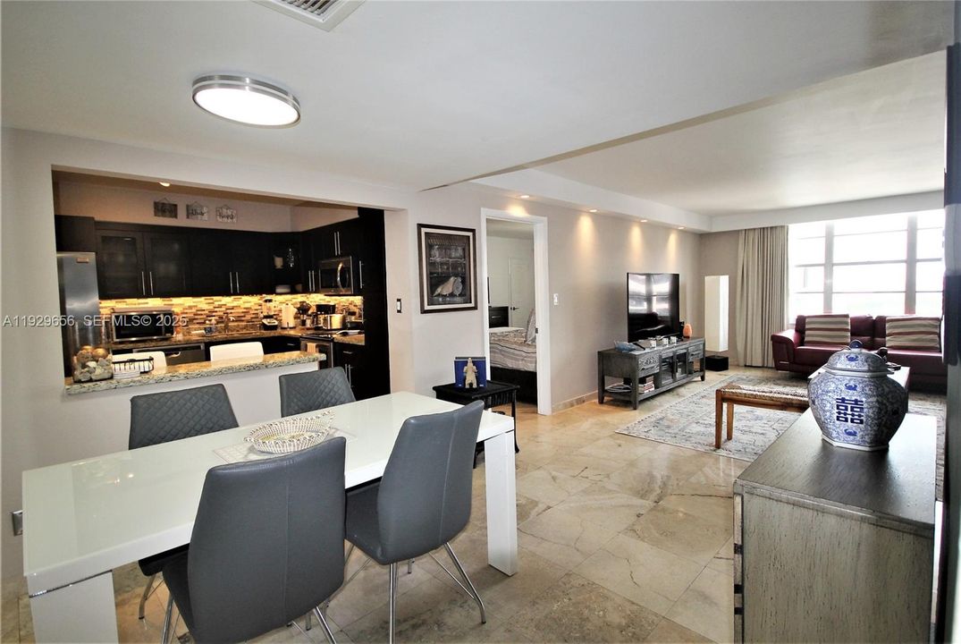 For Rent: $3,200 (1 beds, 1 baths, 930 Square Feet)