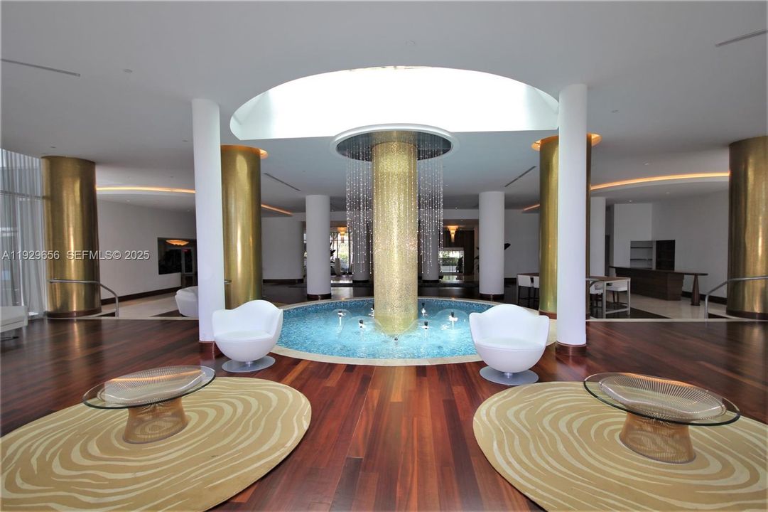 For Rent: $3,200 (1 beds, 1 baths, 930 Square Feet)