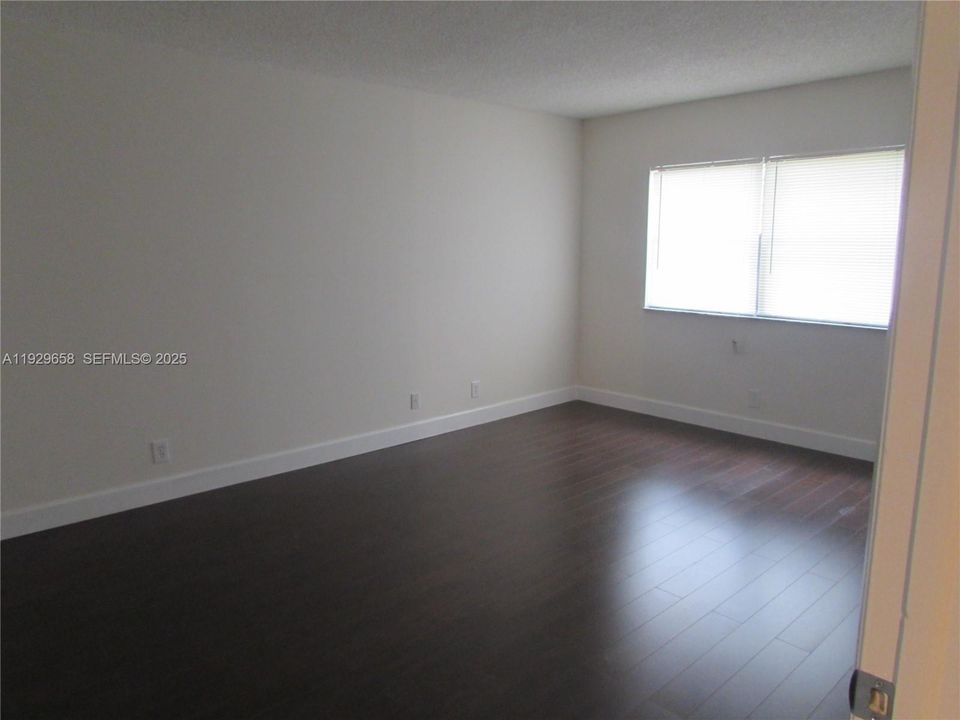 出租: $1,990 (1 贝兹, 1 浴室, 812 平方英尺)