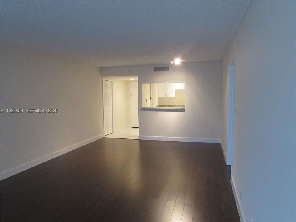 出租: $1,990 (1 贝兹, 1 浴室, 812 平方英尺)