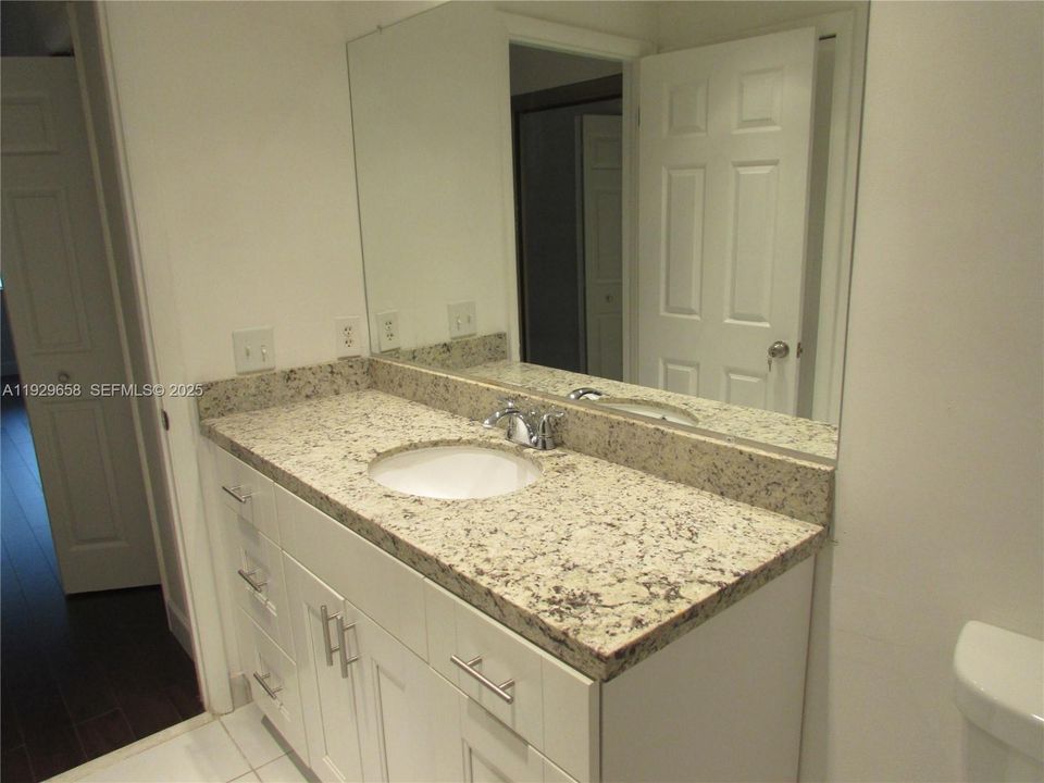 出租: $1,990 (1 贝兹, 1 浴室, 812 平方英尺)