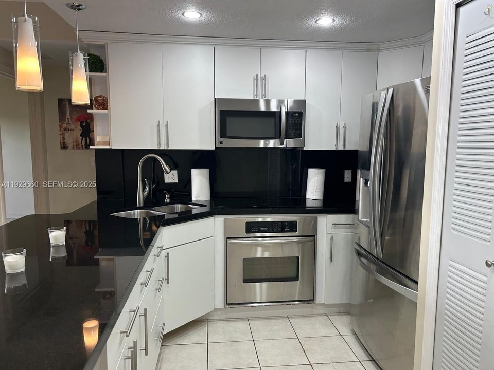 For Rent: $2,100 (1 beds, 1 baths, 614 Square Feet)