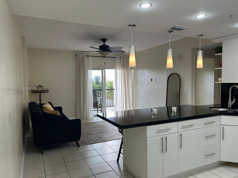 For Rent: $2,100 (1 beds, 1 baths, 614 Square Feet)