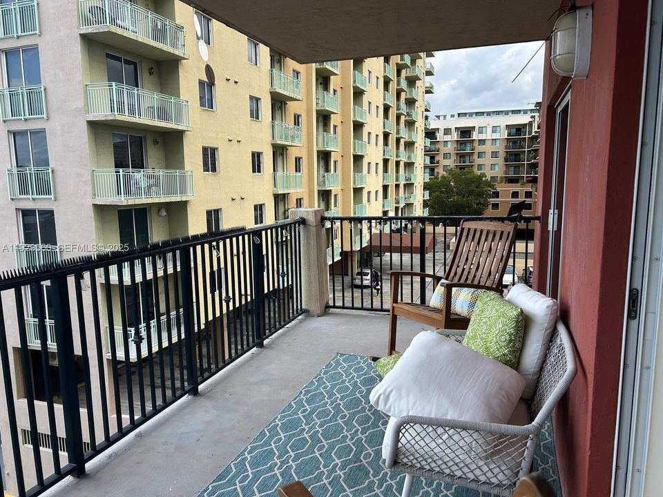 For Rent: $2,100 (1 beds, 1 baths, 614 Square Feet)