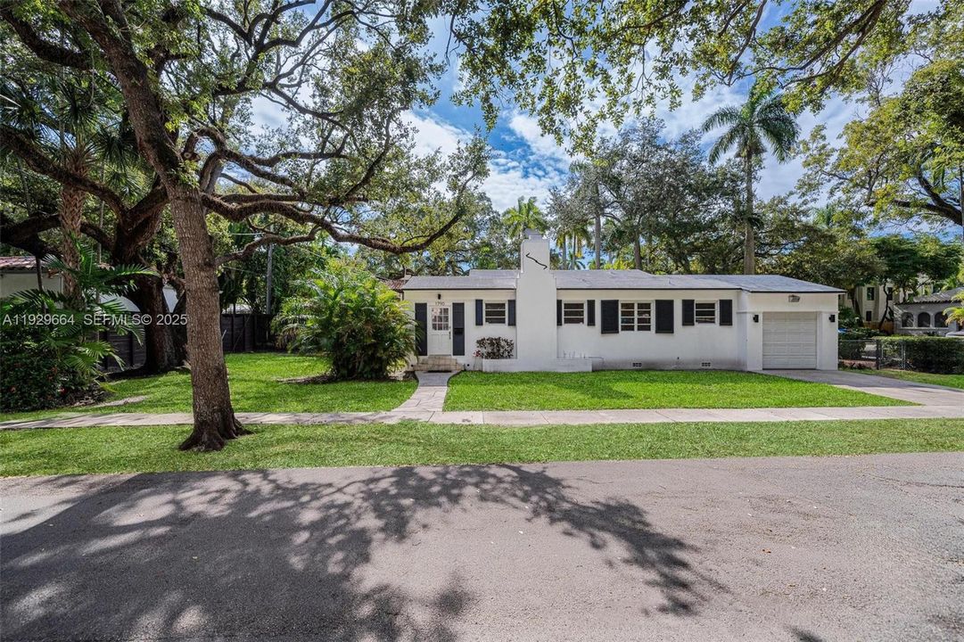 出租: $5,400 (2 贝兹, 1 浴室, 1031 平方英尺)